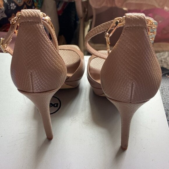 Aldo size 7.5 Tan Cream Heels with Golden chain - Picture 5 of 8